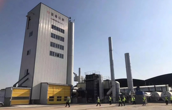 2018年10月12日，來自全國各地的筑養(yǎng)路行業(yè)專家、高?？蒲袑W者等150余人，蒞臨豐城綜合養(yǎng)護中心，現場觀摩全環(huán)保瀝青攪拌設備及各類環(huán)保裝置。