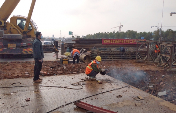 嚴(yán)抓復(fù)工后的疫情防控工作。圖為2020年2月24日樟樹(shù)葛玄路臺(tái)埠中橋便道鋼便橋施工現(xiàn)場(chǎng)